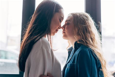 lesbicas besandose|Beso apasionado de lesbianas LGBT de: video de stock.